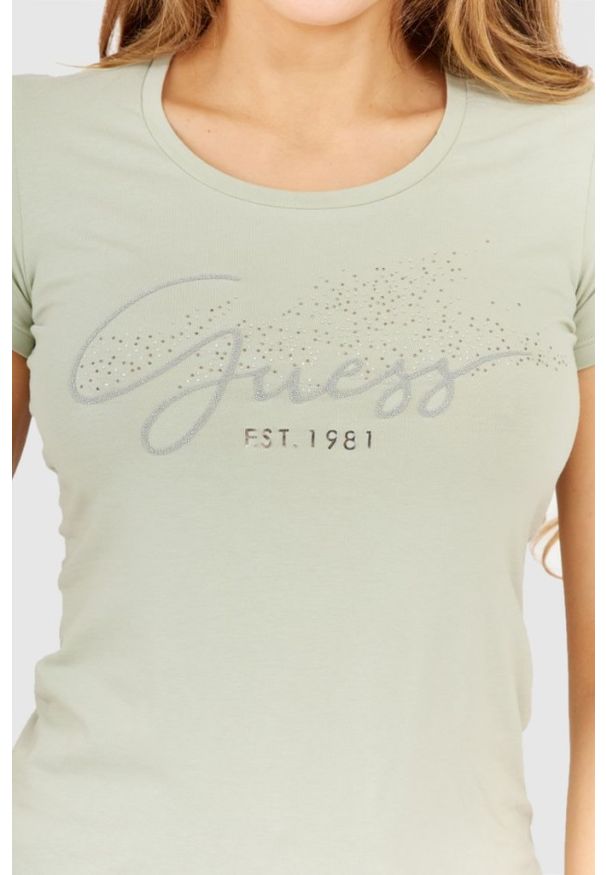 Guess - GUESS Jasnozielony t-shirt damski z logo i kryształkami. Kolor: zielony. Materiał: bawełna. Wzór: aplikacja