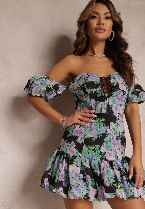 Renee - Czarno-Fioletowa Bawełniana Sukienka Mini z Falbanką i Opuszczonymi Rękawami Natisani. Kolor: czarny. Materiał: bawełna. Długość: mini