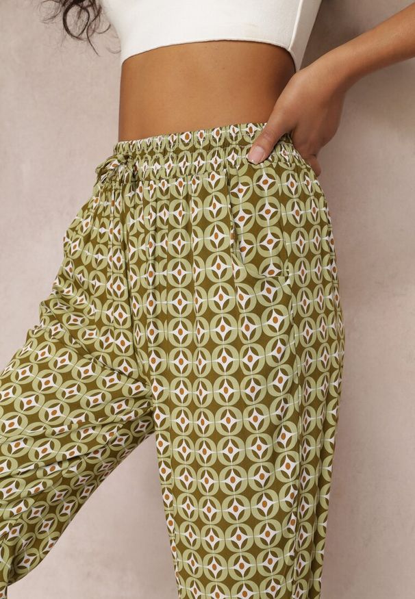 Renee - Ciemnozielone Spodnie z Wiskozy w Fantazyjny Print Innozentia. Kolor: zielony. Materiał: wiskoza. Wzór: nadruk. Sezon: lato