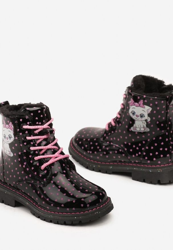 Born2be - Czarne Lakierowane Botki w Serduszka z Kotkiem i Sznurowaniem Neadora. Kolor: czarny. Materiał: lakier
