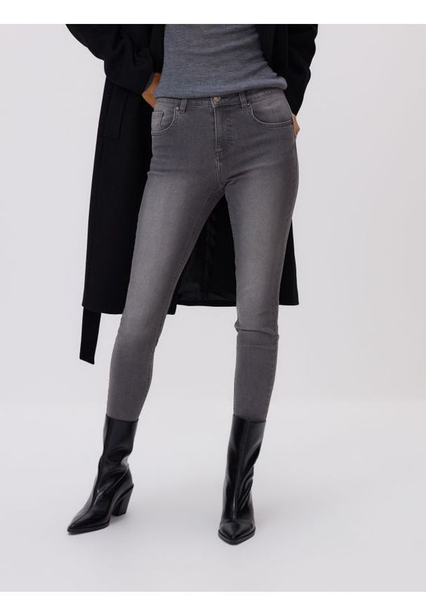 Reserved - Jeansy slim fit push up - jasnoszary. Kolor: szary