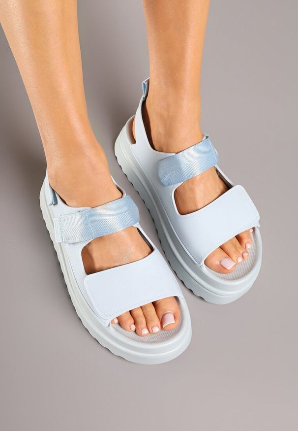 Born2be - Niebieskie Sandały w Stylu Chunky na Grubej Podeszwie Zapinane na Rzep Militiela. Zapięcie: rzepy. Kolor: niebieski. Styl: klasyczny, elegancki