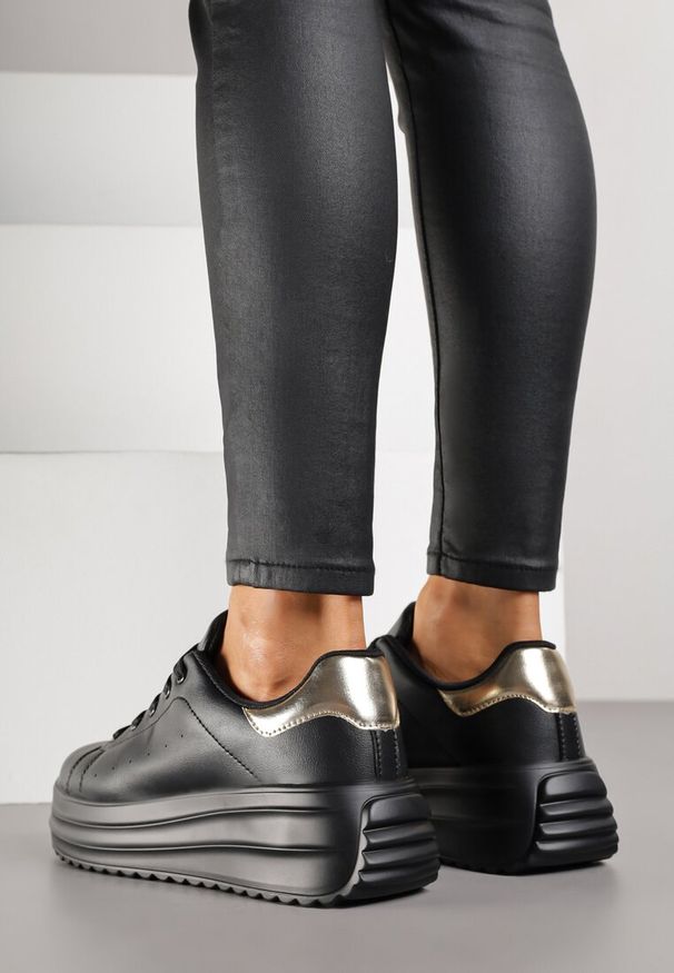 Born2be - Czarne Sneakersy na Grubej Tłoczonej Podeszwie z Perforacją Anorriva. Okazja: na co dzień. Kolor: czarny