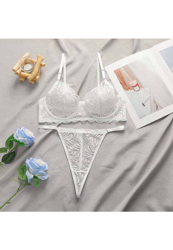 Intica - Komplet bielizny z haftem na romantyczne wieczory Jsandye. Kolor: biały. Materiał: tkanina, materiał. Wzór: haft