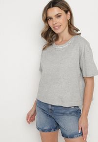Born2be - Szary Bawełniany T-shirt Ozdobiony Cyrkoniami Fadelis. Okazja: na co dzień, na spotkanie biznesowe. Kolor: szary. Materiał: bawełna. Wzór: aplikacja. Styl: biznesowy, elegancki, casual