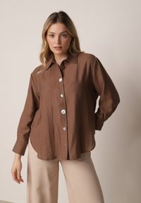 Born2be - Brązowa Koszula Oversize z Wiskozą i Lnem Zdobiona Nieregularnymi Guzikami Inisera. Okazja: do pracy, na co dzień. Typ kołnierza: kołnierzyk klasyczny. Kolor: brązowy. Materiał: wiskoza, len. Długość: długie. Wzór: aplikacja. Styl: elegancki, klasyczny, casual #2