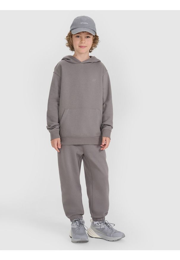 4f - 4F Spodnie dresowe joggery chłopięce - szare 134 (8-9 lat). Okazja: na co dzień. Kolor: szary. Materiał: dresówka. Wzór: gładki, ze splotem. Sezon: lato. Styl: młodzieżowy, casual, sportowy