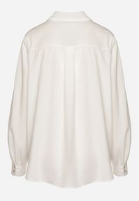 Born2be - Biała Koszula z Wiskozą i Ozdobnymi Pagonami Beliven. Okazja: na co dzień. Kolor: biały. Materiał: wiskoza. Styl: elegancki, casual