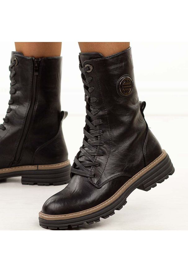 Czarne wysokie botki damskie na traperze Jezzi Asa259-10. Okazja: na co dzień. Nosek buta: okrągły. Kolor: czarny. Materiał: skóra. Szerokość cholewki: normalna. Wzór: aplikacja. Sezon: zima, jesień. Styl: klasyczny, casual