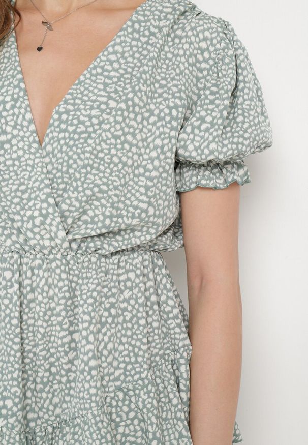 Born2be - Zielona Sukienka z Gumką w Talii z Kopertowym Dekoltem Ianveia. Kolor: zielony. Typ sukienki: kopertowe