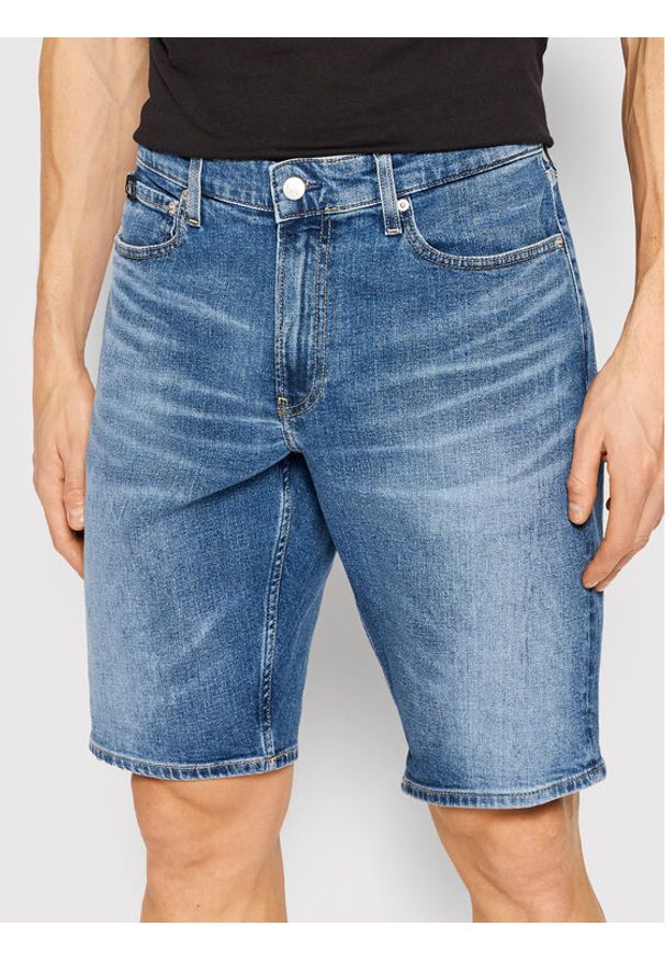 Calvin Klein Jeans Szorty jeansowe J30J320533 Niebieski Regular Fit. Kolor: niebieski. Materiał: bawełna