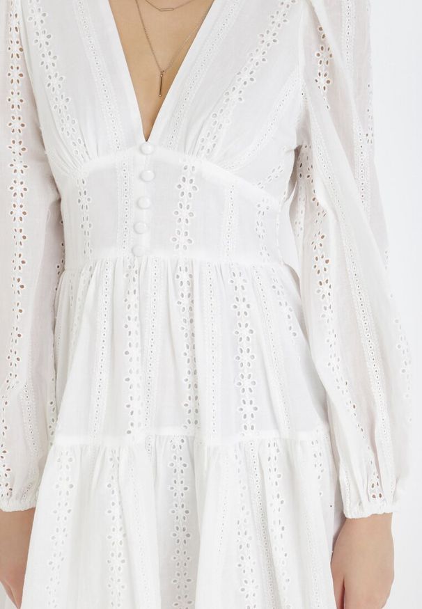 Born2be - Biała Sukienka Merirah. Kolor: biały. Materiał: tkanina, bawełna. Długość rękawa: długi rękaw. Wzór: aplikacja, haft. Długość: mini