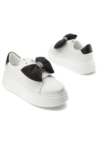 CheBello - Białe Sneakersy Chebello Modne Buty Damskie Z Kokardą. Kolor: biały. Materiał: skóra