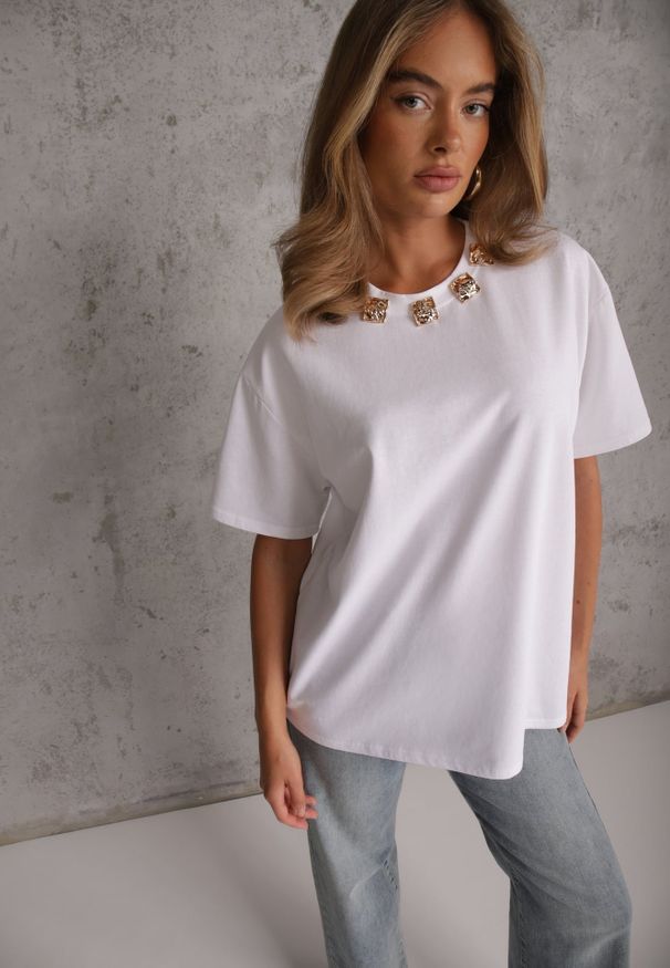 Renee - Biały Oversizowy T-shirt z Bawełny Zdobiony Kwadratowymi Aplikacjami Evesilea. Okazja: na co dzień. Kolor: biały. Materiał: bawełna. Wzór: aplikacja. Styl: casual
