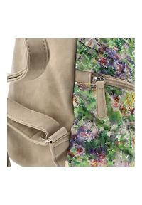 Plecak Damski Rieker, z wytrzymałego materiału z dekoracyjnym wzorem z regulowanymi szelkami pionowym zamkiem z przodu dodatkowymi kieszeniami i prak. Kolor: zielony. Materiał: materiał. Wzór: nadruk, kwiaty. Styl: casual #7