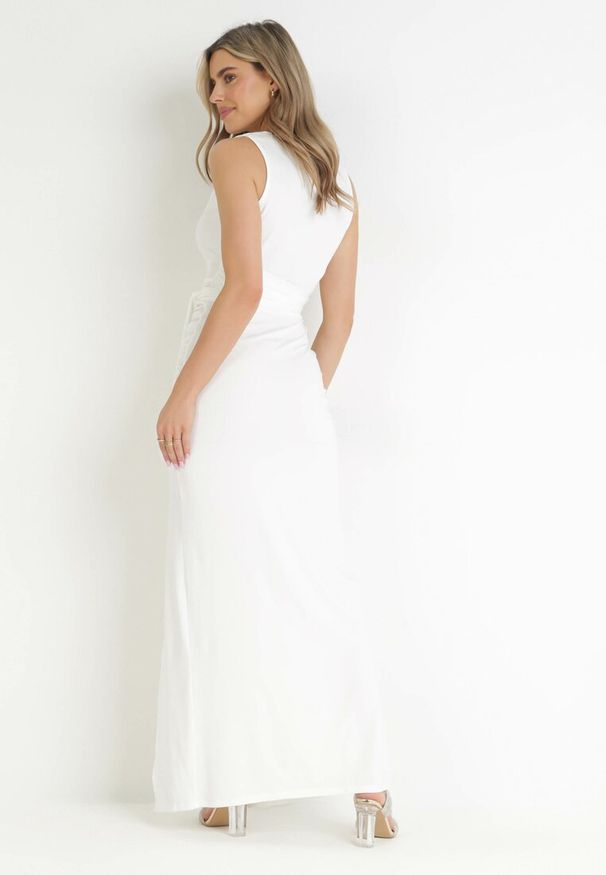 Born2be - Biała Sukienka z Kopertowym Dekoltem i Marszczeniem Zdobiona Rozcięciem Parthastos. Okazja: na wesele, na studniówkę, na imprezę, na ślub cywilny. Kolor: biały. Wzór: aplikacja. Typ sukienki: kopertowe. Styl: elegancki, klasyczny