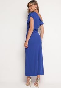 Born2be - Granatowa Asymetryczna Koktajlowa Sukienka Ozdobiona Wycięciem na Dole i Marszczeniem Dimasea. Okazja: do pracy. Kolor: niebieski. Wzór: aplikacja. Typ sukienki: asymetryczne. Styl: wizytowy #6