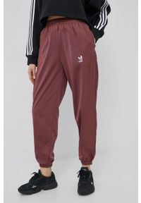 adidas Originals spodnie damskie kolor bordowy joggery high waist. Stan: podwyższony. Kolor: czerwony. Materiał: materiał