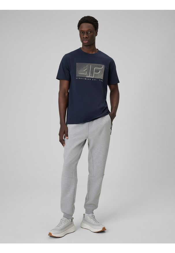 4f - 4F T-shirt regular z nadrukiem męski - granatowy L. Okazja: na co dzień. Kolor: niebieski. Materiał: dzianina, materiał, dresówka, skóra, jeans. Wzór: nadruk. Styl: casual, klasyczny