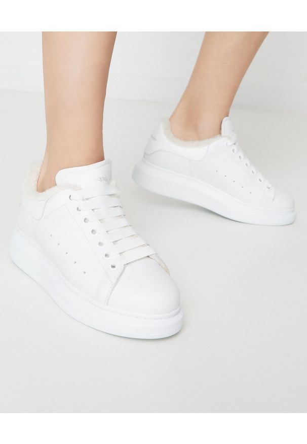 Alexander McQueen - ALEXANDER MCQUEEN - Białe sneakersy z ociepleniem. Kolor: biały. Szerokość cholewki: normalna