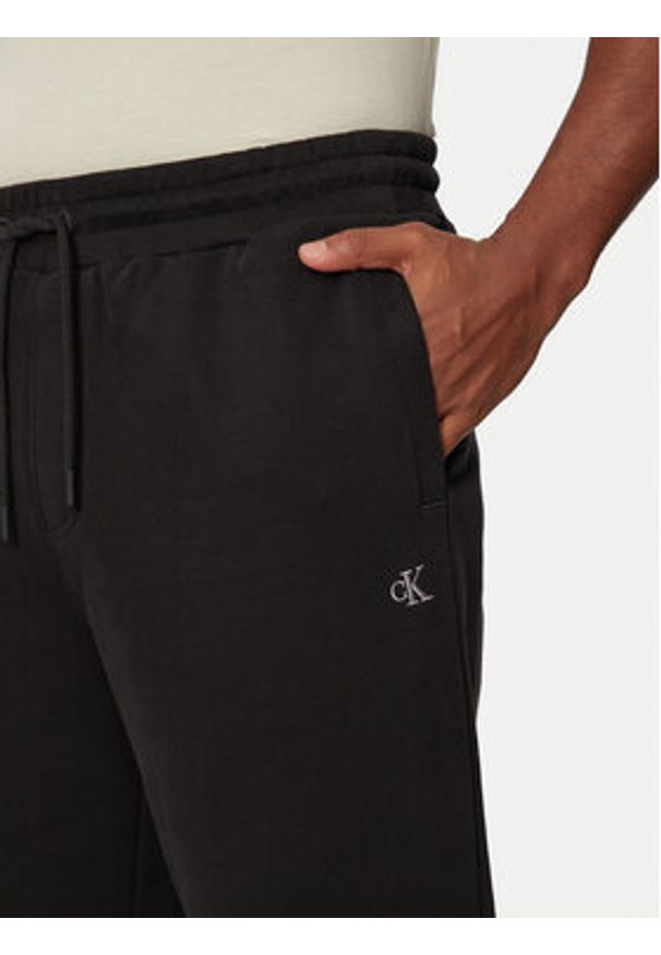Calvin Klein Jeans Spodnie dresowe J30J326749 Czarny Regular Fit. Kolor: czarny. Materiał: bawełna