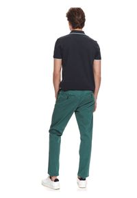 TOP SECRET - Spodnie gładkie typu chino. Okazja: do pracy. Kolor: zielony. Materiał: materiał. Wzór: gładki. Sezon: lato. Styl: klasyczny #2