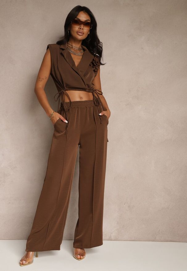 Renee - Brązowy Komplet Spodnie o Szerokim Kroju i Kopertowa Bluzka ze Ściągaczem Reavilora. Kolor: brązowy. Wzór: kwiaty