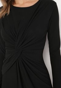 Born2be - Czarna Asymetryczna Sukienka z Ozdobnym Supełkiem i Drapowaniem Acantha. Kolor: czarny. Typ sukienki: asymetryczne. Styl: wizytowy #2