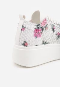 Renee - Białe Ażurowe Sneakersy Vices na Platformie w Kwiaty Halvisa. Okazja: na co dzień. Kolor: biały. Materiał: jeans. Wzór: ażurowy, kwiaty. Obcas: na platformie #7