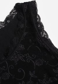 Renee - Czarny Top z Bawełny Ozdobiony u Góry Koronką Berice. Kolor: czarny. Materiał: bawełna, koronka. Wzór: aplikacja, koronka #6