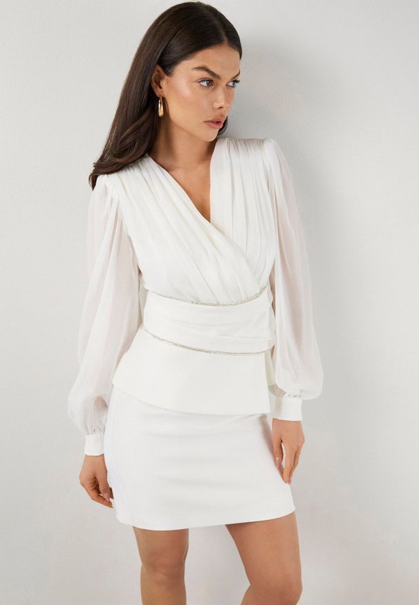 Born2be - Biała Bluzka Kopertowa VICES z Dekoltem V Bufiastymi Rękawkami i Zaakcentowanymi Ramionami Tine. Okazja: na komunię, na co dzień. Typ kołnierza: dekolt w kształcie V. Kolor: biały. Materiał: jeans. Długość rękawa: krótki rękaw. Styl: casual, elegancki