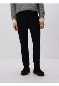 Reserved - Spodnie chino slim z kantem - czarny. Kolor: czarny. Materiał: wiskoza, dzianina