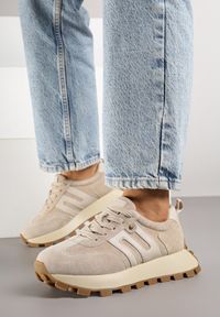 Renee - Beżowe Sneakersy ze Skóry Naturalnej Ozdobione Geometrycznym Wzorem Melassea. Okazja: na co dzień. Kolor: beżowy. Materiał: skóra. Wzór: aplikacja, geometria #6