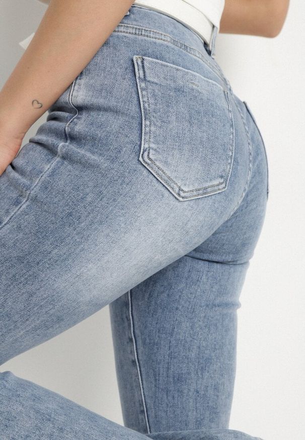 Born2be - Niebieskie Jeansy o Kroju Dzwonów z Regularnym Stanem Nelirelia. Okazja: na co dzień. Kolor: niebieski. Styl: casual