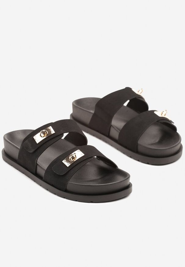 Renee - Czarne Klapki w Casualowym Stylu Zdobione Metalicznymi Aplikacjami Tasloti. Okazja: na co dzień. Kolor: czarny. Materiał: jeans. Wzór: aplikacja. Sezon: lato. Obcas: na obcasie. Styl: elegancki, casual. Wysokość obcasa: niski