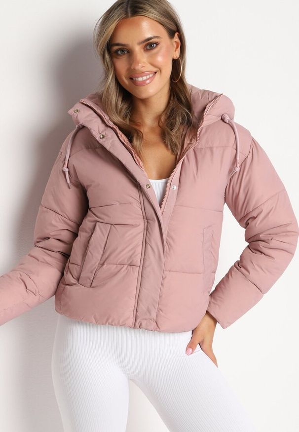 Born2be - Różowa Pikowana Kurtka Puffer z Kapturem Miviera. Okazja: na spacer, do pracy, na co dzień, na spotkanie biznesowe. Typ kołnierza: kaptur. Kolor: różowy. Materiał: jeans, dzianina. Sezon: zima. Styl: elegancki, casual, biznesowy