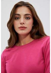 MOODO - Bluza z dekoltem na plecach różowa. Kolor: różowy. Materiał: poliester, elastan, bawełna