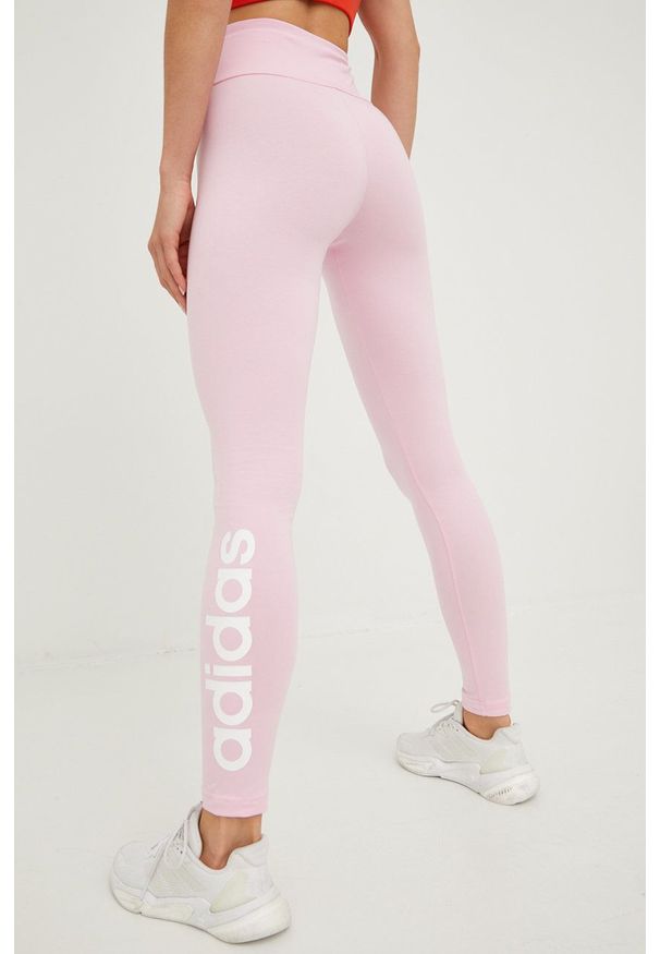 Adidas - adidas legginsy damskie kolor różowy z nadrukiem. Stan: podwyższony. Kolor: różowy. Materiał: bawełna, materiał. Wzór: nadruk