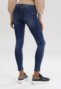 Born2be - Niebieskie Jeansy Skinny Risnessa. Okazja: na co dzień. Kolor: niebieski. Materiał: jeans. Długość: długie. Wzór: aplikacja. Styl: casual #2