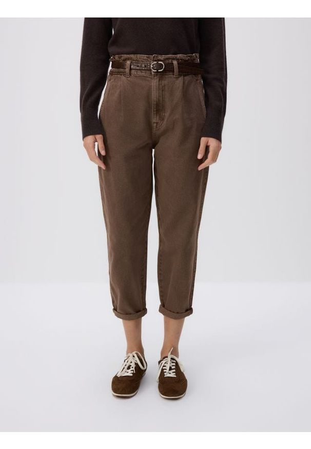 Reserved - Jeansy paperbag z paskiem - brązowy. Kolor: brązowy