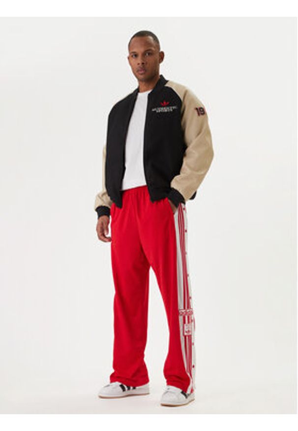 Adidas - adidas Spodnie dresowe Adibreak Classic KD4093 Czerwony Regular Fit. Kolor: czerwony. Materiał: syntetyk
