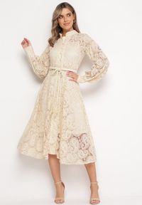 Born2be - Jasnobeżowa Koronkowa Sukienka Midi z Wiązanym Paskiem Azraella. Kolor: beżowy. Materiał: koronka. Długość rękawa: na ramiączkach. Długość: midi #1