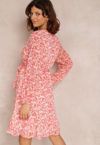 Renee - Różowa Sukienka Hellolea. Kolor: różowy. Materiał: materiał. Typ sukienki: kopertowe. Długość: mini #4