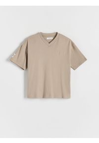 Reserved - T-shirt oversize z naszywką - beżowy. Kolor: beżowy. Materiał: bawełna, dzianina. Wzór: aplikacja