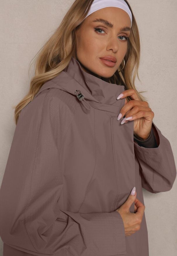 Renee - Jasnobrązowa Kurtka Typu Wiatrówka z Odpinanym Kapturem Ndivila. Okazja: na co dzień, na spacer. Kolor: brązowy. Materiał: jeans. Styl: klasyczny, casual
