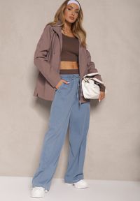 Renee - Jasnobrązowa Kurtka w Stylu Wiatrówki z Odpinanym Kapturem Ndivena. Okazja: na co dzień, na spacer. Kolor: brązowy. Materiał: jeans. Styl: sportowy, casual #3