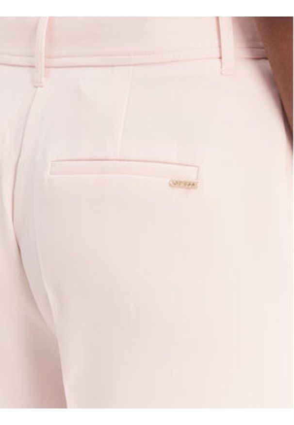 Guess Spodnie materiałowe W6RB02 WH9Y2 Różowy Regular Fit. Kolor: różowy. Materiał: syntetyk