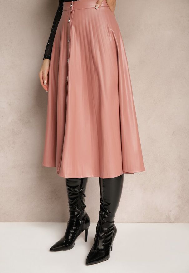 Renee - Różowa Spódnica z Ekoskóry High Waist o Rozkloszowanym Kroju na Napy i Guziki Ilalira. Stan: podwyższony. Kolor: różowy. Wzór: aplikacja. Styl: elegancki