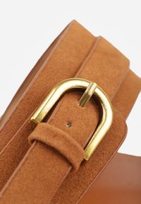 Renee - Brązowe Klapki Ozdobione Metalicznymi Klamrami Zelivra. Kolor: brązowy. Wzór: aplikacja. Sezon: lato. Styl: elegancki, boho #3