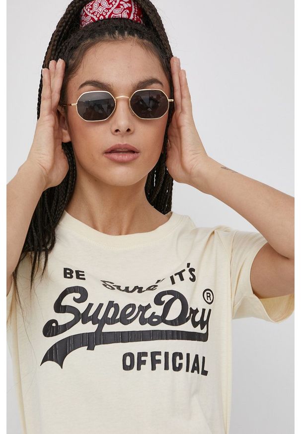 Superdry T-shirt bawełniany kolor kremowy. Okazja: na co dzień. Kolor: beżowy. Materiał: bawełna. Wzór: nadruk. Styl: casual